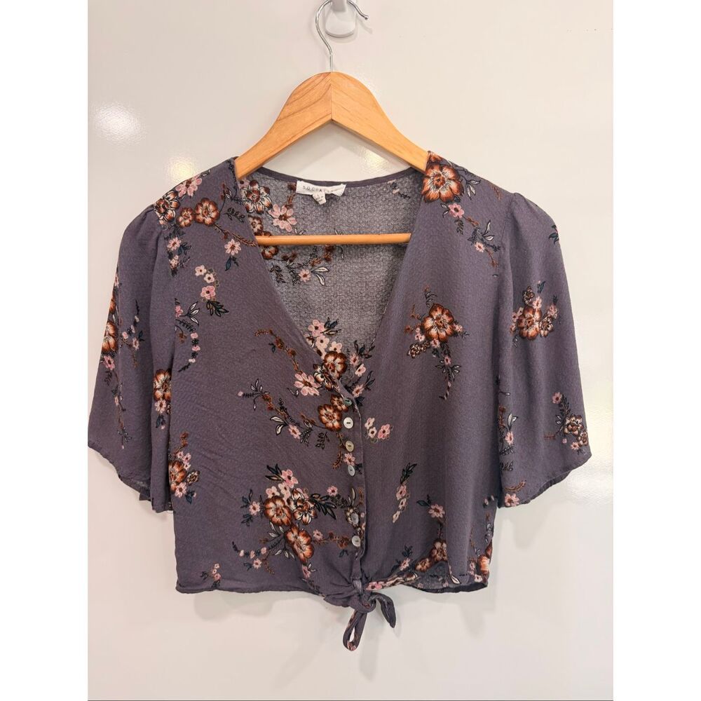 Socialite Floral Tie Front Button Crop Top L‎